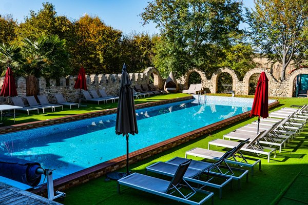 Essential strategies for cultivating a vibrant lawn in the uk's humid weather: your ultimate guide to lush grass